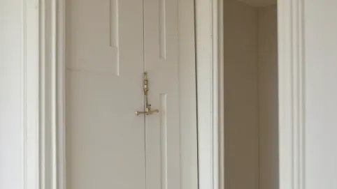 Jak zamontować drzwi do szafy na zawiasach