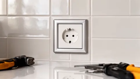 Jak zamontować gniazdko na płytkach