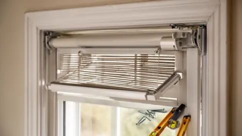 Jak zamontować roletę na okno z wywietrznikiem