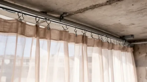 Jak zamontować zasłony na balkonie w bloku